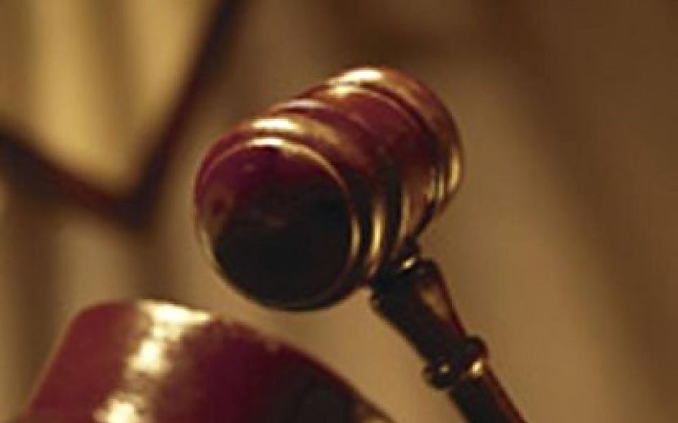 Telecom costretta da un decreto ingiuntivo, versa 75.000 euro ad un lavoratore esternalizzato. Poi si oppone, e perde nuovamente, in 1° [di Stefano Torcellan]